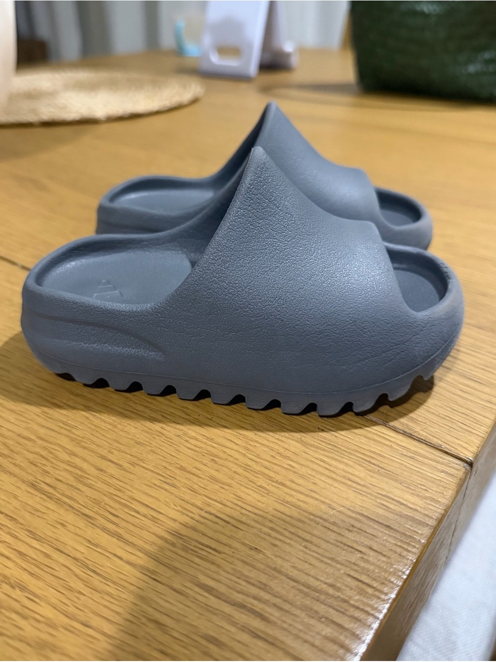 Yeezy Kids Slides in Slate Grey Size 9K